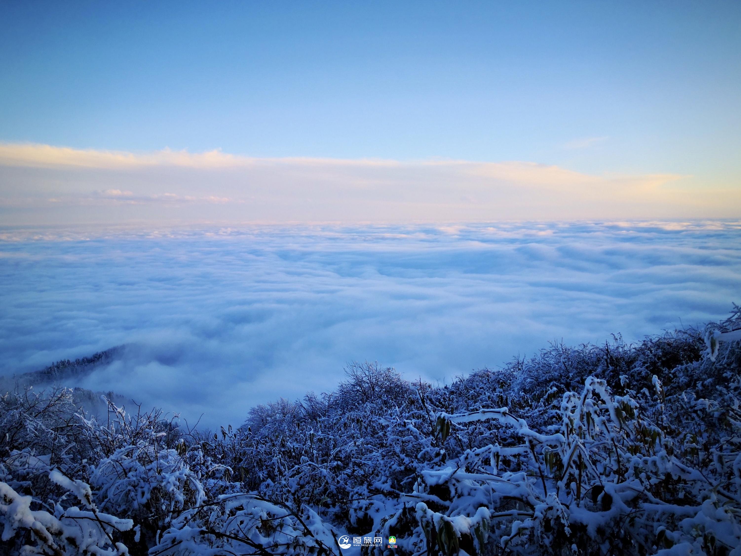 西岭雪山近景图片