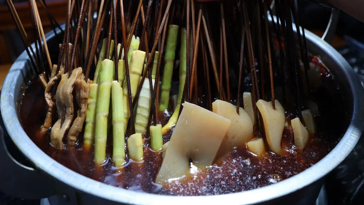 走，马边吃老汤麻辣烫！