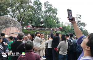 秋假大军“占领”大佛景区 单日人数同比增长282%