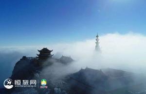 小雪过后的峨眉山，藏着一整个冬天的鎏金浪漫