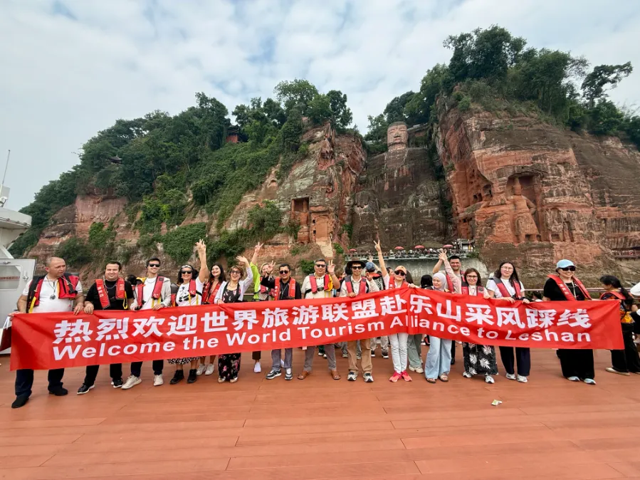 世界旅游联盟境外踩线团齐聚乐山大佛 感受世界遗产独特魅力