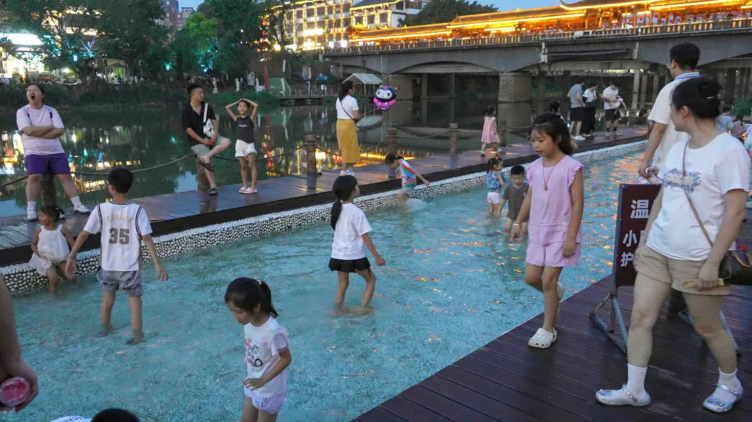 苏稽古镇夏夜玩法升级！亲水池戏水、街巷吹泡泡，清凉又好耍